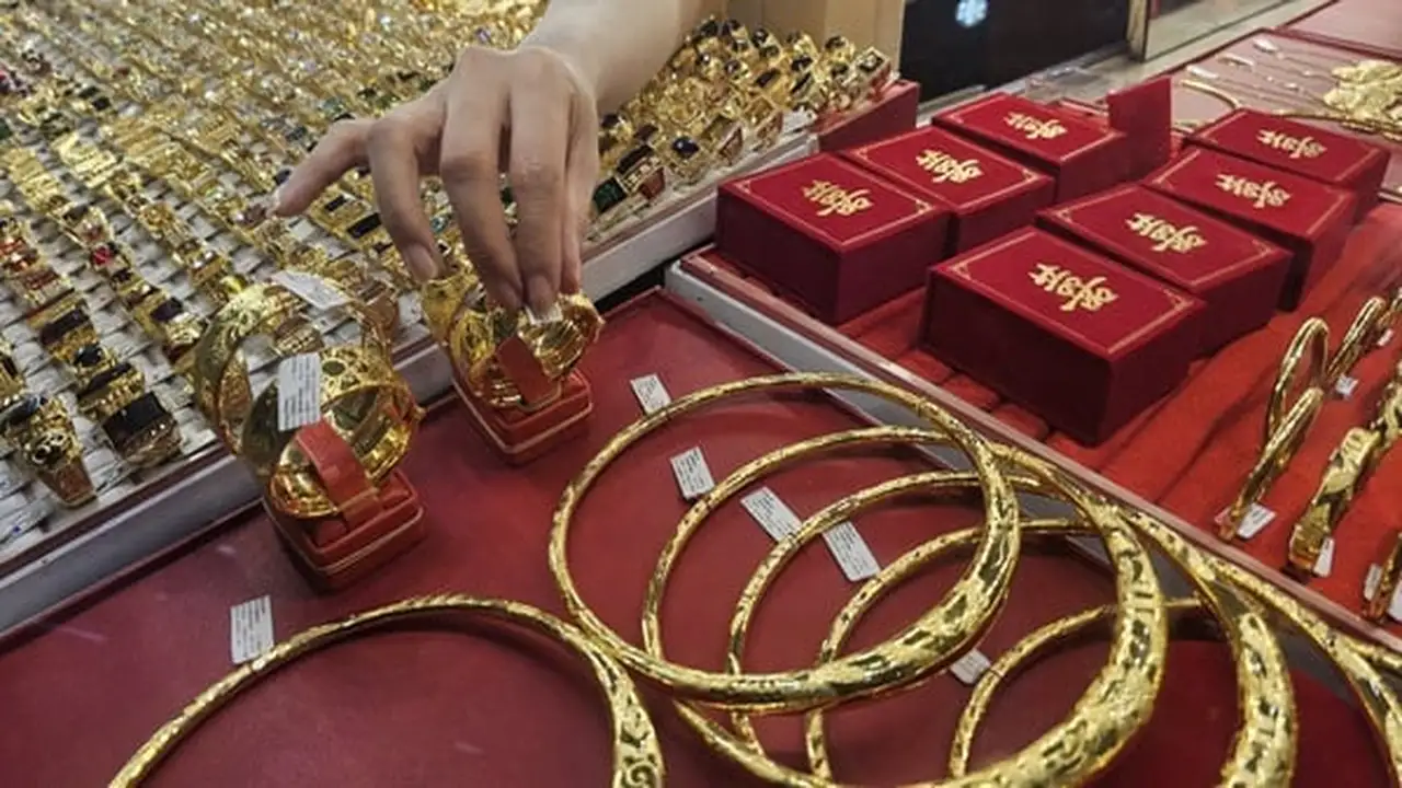 انخفاض حاد في أسعار الذهب وتجاوز النفط حاجز 100 دولار للبرميل